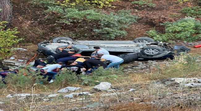 Balıkesir'de devrilen otomobildeki 5 kişi yaralandı