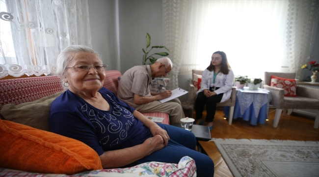 Balıkesir'de ileri yaşlardaki bireyler uzman ekibin desteğiyle sağlıklı yaş alıyor