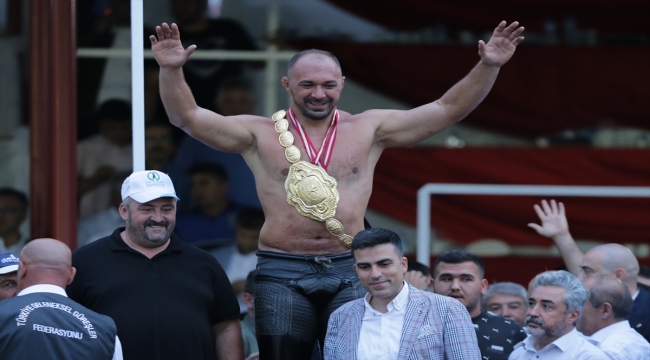 Başpehlivan Ali Gürbüz, Tarihi Elmalı Yağlı Güreşleri'ndeki şampiyonluğunu değerlendirdi: 