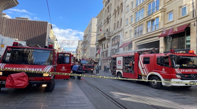 Beyoğlu'nda iş merkezinde çıkan yangın söndürüldü