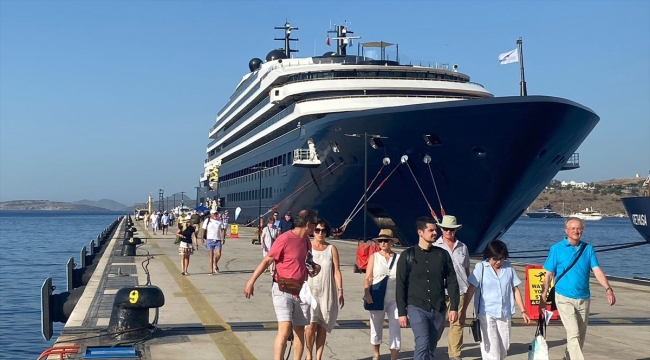 Bodrum'a lüks yolcu gemisi "Evrima" ile 277 turist geldi