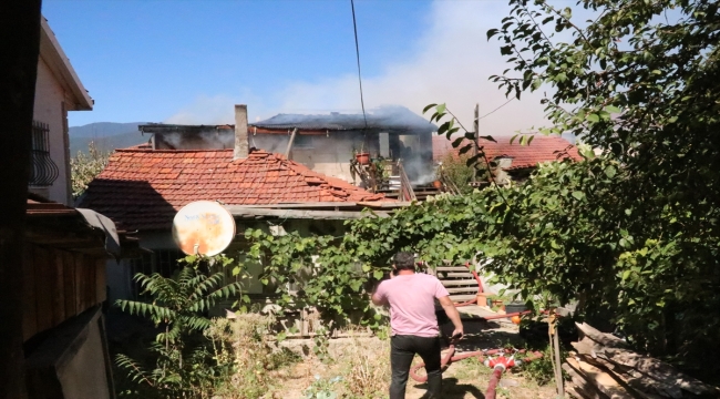 Bolu'da evde çıkan yangında dumandan etkilenen anne ve oğlu tedaviye alındı