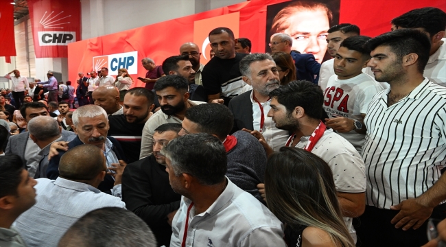 CHP İzmir İl Kongresi'ne arbede yaşanması üzerine ara verildi