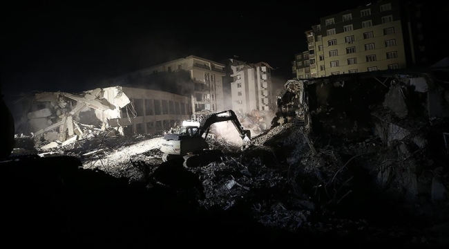 Depremde bin kişinin öldüğü sitenin zemin etüdü mühendisi suçu binayı inşa edenlere attı
