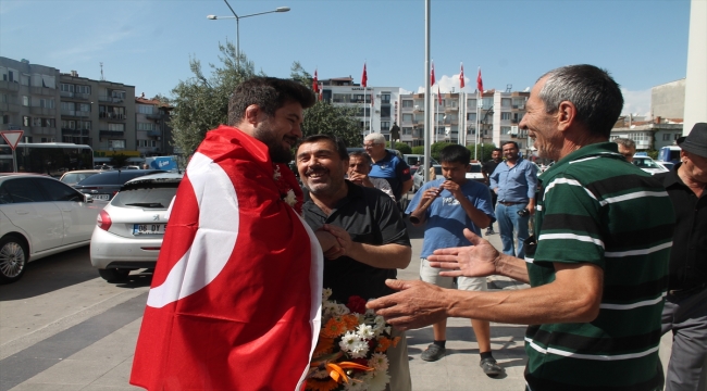 Dünya şampiyonu güreşçi Ali Cengiz, memleketi Akhisar'da davul zurnayla karşılandı