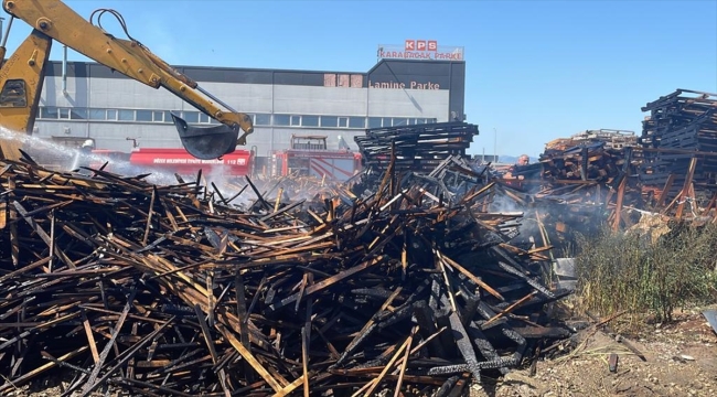 Düzce'de çıkan yangında parke fabrikasına ait ahşap malzemelerin bir kısmı yandı