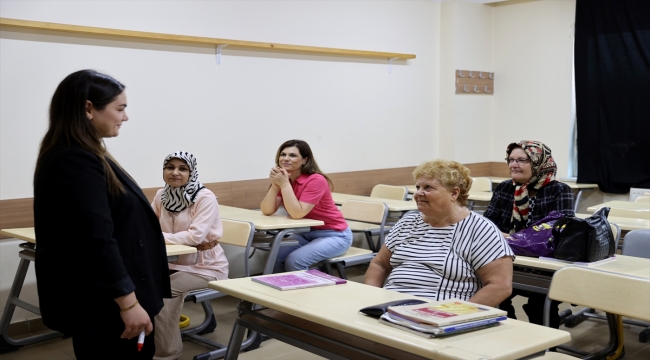 Edirne'de 72 yaşında ilkokul diploması alan kadın eğitimine devam etmek istiyor