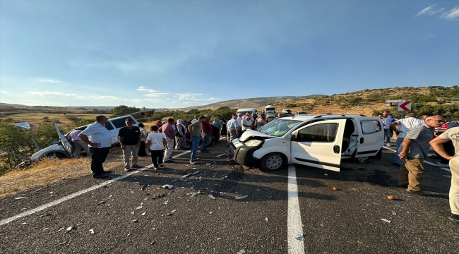 Elazığ'da iki hafif ticari aracın çarpışması sonucu 9 kişi yaralandı