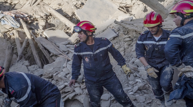Fas'ta deprem bölgelerine iş makinalarının sevki devam ediyor