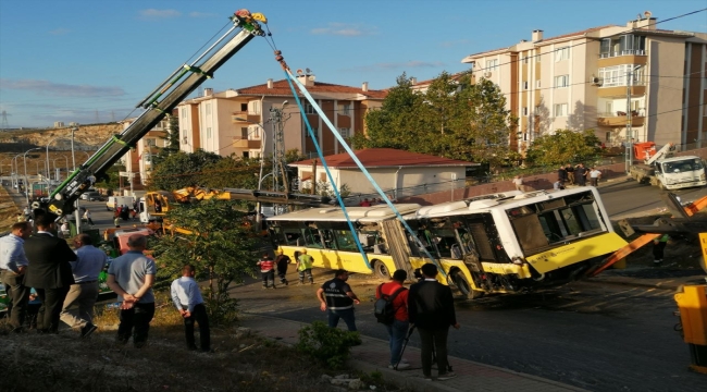 Başakşehir'de devrilen İETT otobüsündeki 7 kişi yaralandı