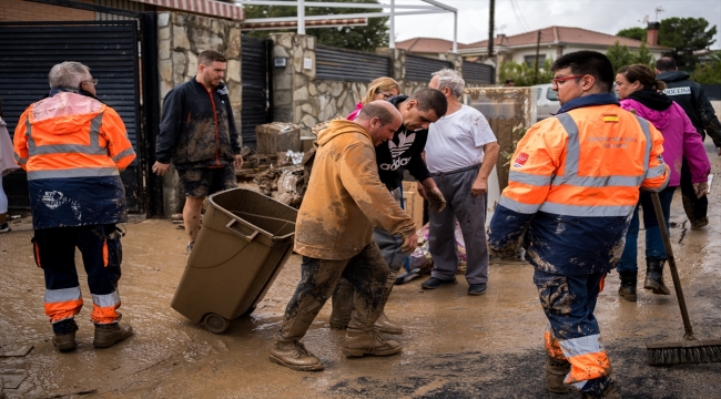 İspanya'da ulaşımda aksamaya yol açan şiddetli yağışlar sonucu 2 kişi öldü, 3 kişi kayboldu