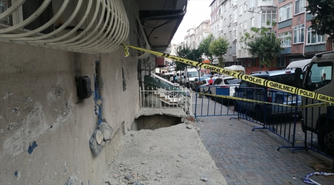 Güngören'de binayla kaldırım arasındaki beton çöktü, iki kişi yaralandı 