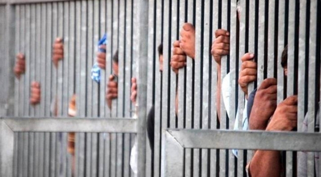 İran'ın Sistan-Beluçistan eyaletindeki cezaevinde mahkumlar isyan çıkardı