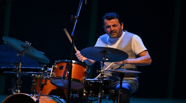 İtalyan gitarist Zeppetella, İzmir Avrupa Caz Festivali'nde konser verdi
