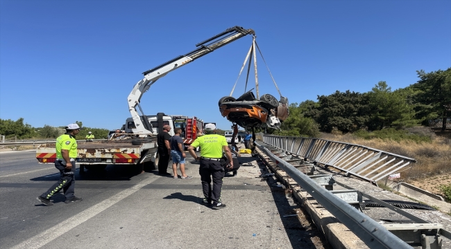 İzmir'de iki otomobile çarparak takla atan otomobilin sürücüsü öldü