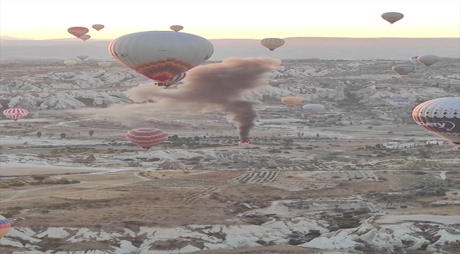Kapadokya semalarını süsleyen balonlar, yanan depodan yükselen dumanın içinde kaldı