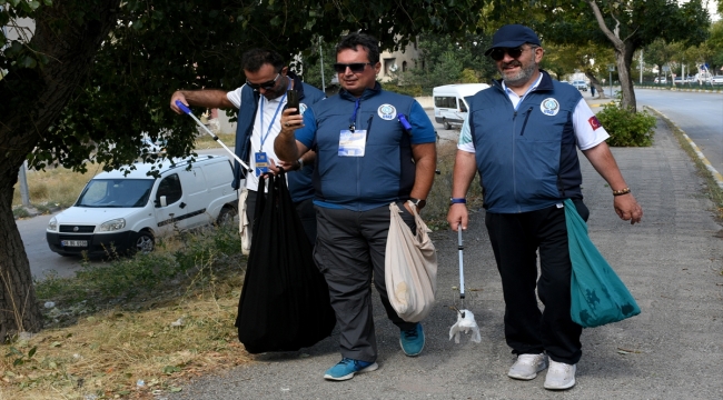 Kars'tan Edirne'ye plastik çöp toplama yürüyüşü, Erzurum'da sürüyor