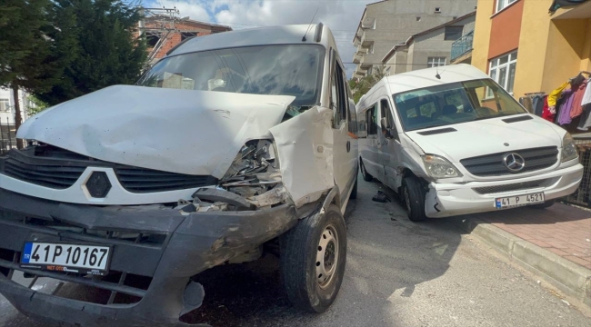 Kocaeli'de servis minibüslerinin çarpıştığı kazada 4 kişi yaralandı