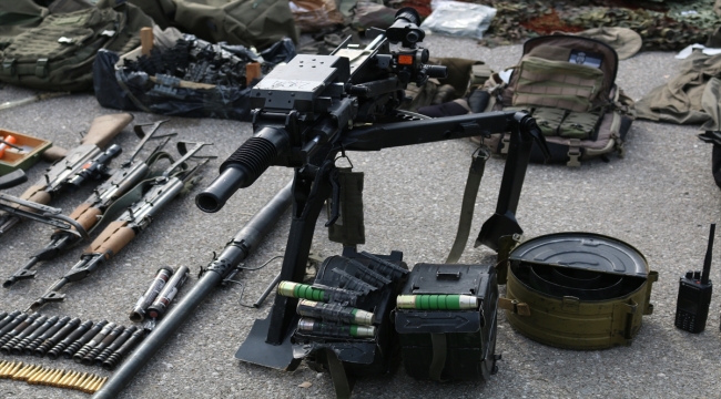 Kosova'nın kuzeyinde dün ele geçirilen silah ve mühimmatlar sergilendi