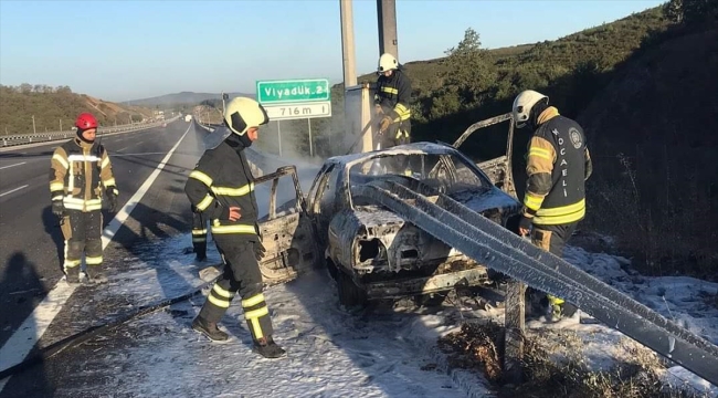 Kuzey Marmara Otoyolu'nda bariyere çarparak yanan otomobildeki 3 kişi yaralandı