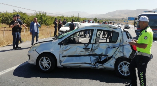 Malatya'da cezaevi aracıyla otomobil çarpıştı, 1 ölü, 4 yaralı