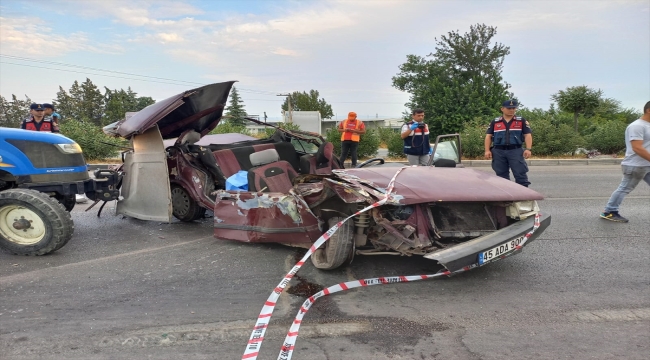 Manisa'da traktöre takılı römorka çarpan otomobildeki 1 kişi öldü, 3 kişi yaralandı.