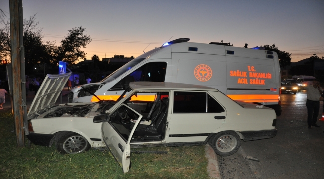 Mersin'de ambulans ve otomobilin çarpışması sonucu 4 kişi yaralandı