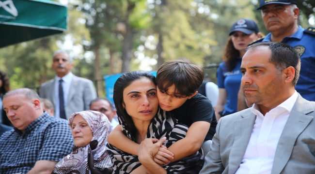 Mersin'de polisevindeki terör saldırısında şehit olan polis mezarı başında anıldı