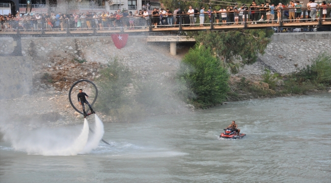 Mersin'de suyun önemine dikkati çekmek amacıyla flyboard gösterisi yapıldı