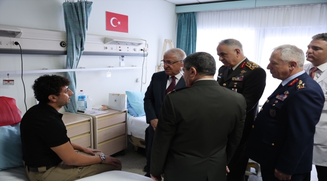 Milli Savunma Bakanı Güler, tedavileri süren gazileri ziyaret etti