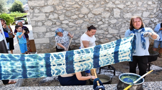 Muğla'nın geleneksel "Üzümlü Dastarı" için boyama etkinliği düzenlendi