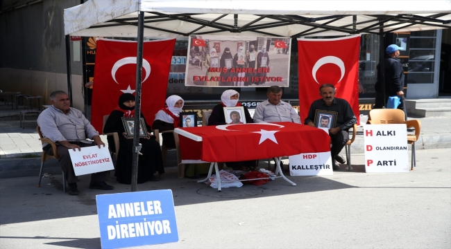 Muşlu aileler çocuklarına kavuşma ümidiyle HDP önündeki eylemlerini sürdürdü