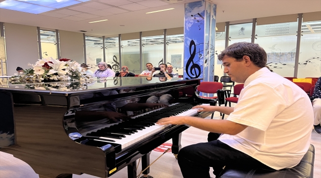 Otizmli "mutlak kulak" Sıtkı Taylan Hartavi, Bursalılara piyano resitali sundu