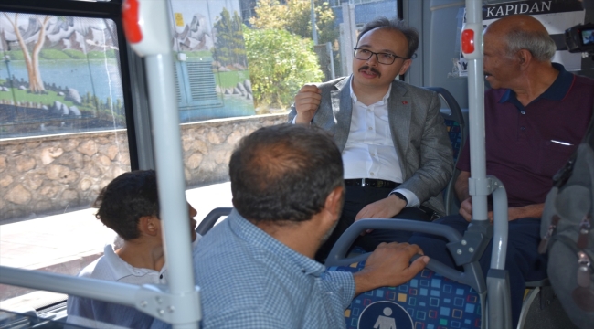 Siirt Valisi Kızılkaya, halk otobüsünde kentin sorunlarını dinledi