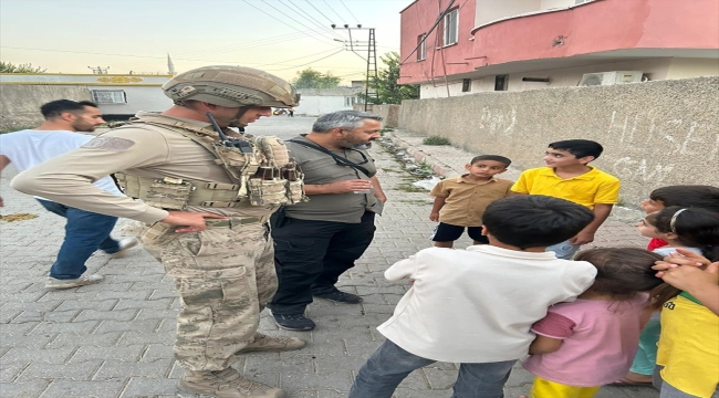 Silopi'de izinsiz yürüyüşe müdahale eden jandarmaya vatandaşlardan su ikramı