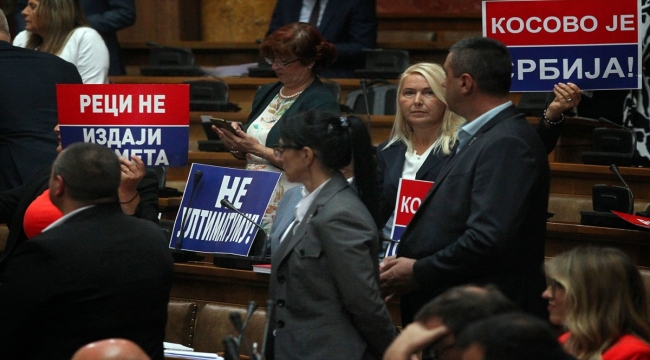 Sırbistan'da Ulusal Meclis oturumu "erken seçim" talebiyle protesto edildi