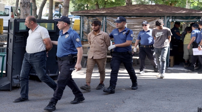 Sivas'ta polisin "dur" ihtarına uymayan araçta 8 düzensiz göçmen yakalandı