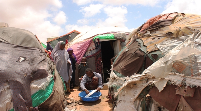Somalili anne hayatta tutmak istediği çocuklarıyla evini terk ederek 13 gün boyunca kampa yürüdü
