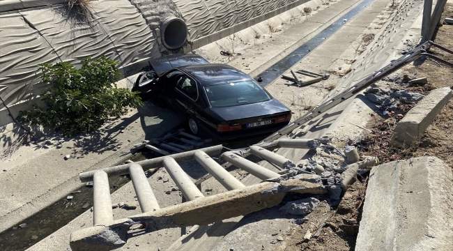 Sultanbeyli'de kanala düşen otomobilin sürücüsü kazayı yara almadan atlattı