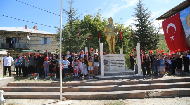 Tunceli'de terör örgütü PKK tarafından şehit edilen 6 öğretmen anıldı