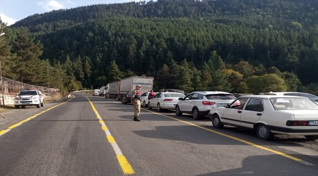 Türkgözü-Posof-Damal kara yolunda uzun ve geniş araçlar trafiği aksattı