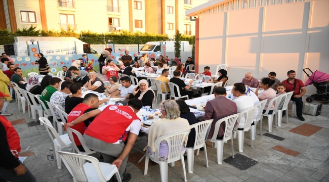 Tuzla Belediye Başkanı Yazıcı özel çocuklara cağ kebabı ikram etti