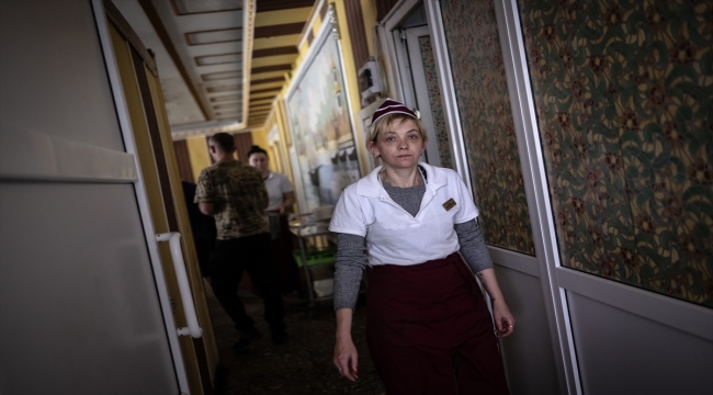 Ukraynalı askerler, Harkiv bölgesindeki merkezde savaşın etkisinden kurtulmak için destek alıyor