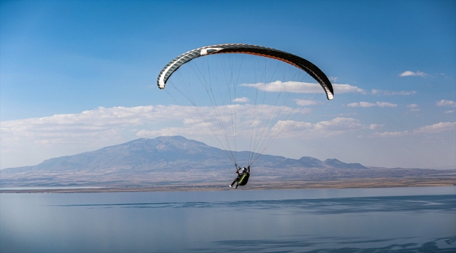 Van'da düzenlenen Yamaç Paraşütü ve Paramotor Hedef Şampiyonası antrenman uçuşlarıyla başladı