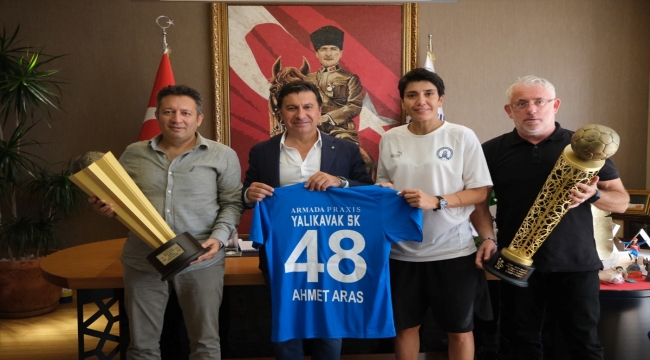 Yalıkavakspor Kadın Hentbol Takımı, Bodrum Kaymakamı Mustafa Çit ile buluştu