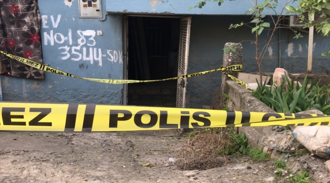 Adana'da bir kişi evde karısını baltayla öldürdü