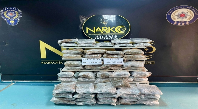 Adana'da kamyonetteki saman çuvallarından 66 kilo 684 gram esrar çıktı