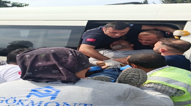 Adana'da otomobille çarpışan işçi servisindeki 3 kişi yaralandı