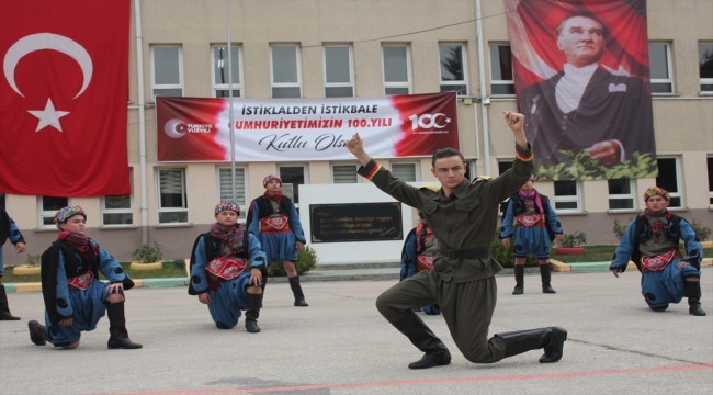 Amasya'da öğretmen ve öğrencilerden "100. yıl" koreografisi