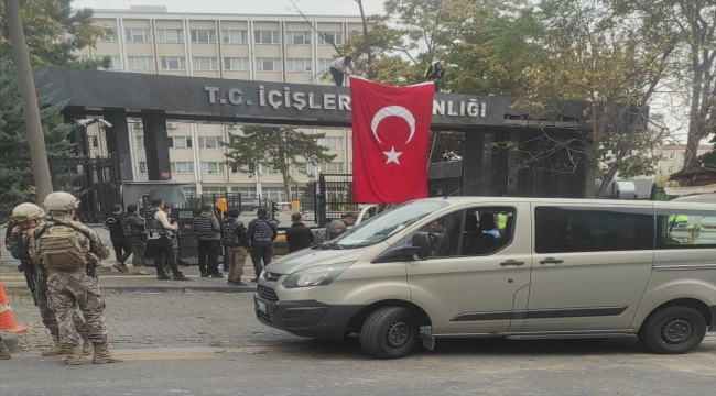 Ankara'da terör saldırısının düzenlendiği yere Türk bayrağı asıldı